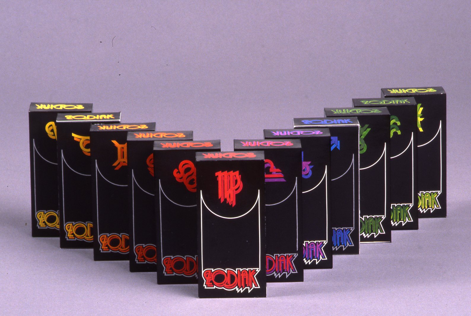 Projekt grafiki zestawu 12 perfum pod nazwą Zodiak